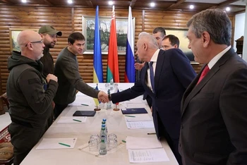 Các thành viên phái đoàn Nga và Ukraine tại vòng đàm phán ở Brest, Belarus, ngày 3/3/2022. (Ảnh: BelTA/REUTERS)