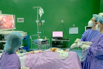 Các bác sĩ Bệnh viện Đà Nẵng triển khai thành công phẫu thuật nội soi cắt bướu giáp nhân qua tiền đình miệng.