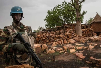 Binh sĩ gìn giữ hòa bình của Liên hợp quốc tuần tra 1 ngôi làng ở thị trấn Bandiagara, Mopti, Mali. (Ảnh: Liên hợp quốc)