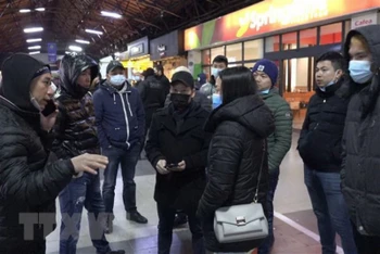 Người Việt sơ tán từ Ukraine tới Nhà ga chính ở thủ đô Bucarest, Romania. (Ảnh: TTXVN)