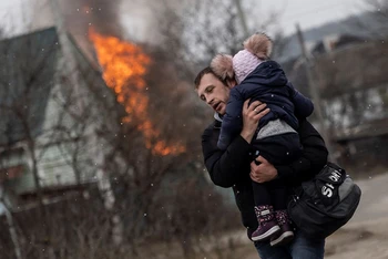 Người dân chạy khỏi khu vực Irpin, Ukraine, ngày 6/3. (Ảnh: Reuters)