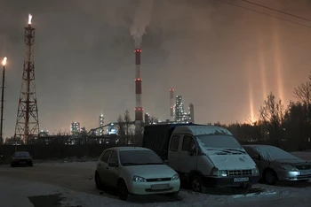 Khu vực gần một nhà máy lọc dầu tại Omsk, Nga, tháng 12/2020. (Ảnh: Reuters)