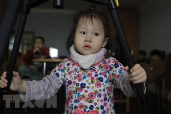 Thái Hoài An (sinh năm 2019) là 1 trong 4 em nhỏ đi sơ tán cùng ông bà ngoại từ thị trấn Kupyansk, tỉnh Kharkov của Ukraine sang Nga. (Ảnh: TTXVN)