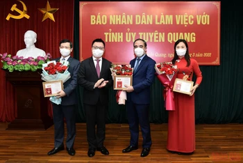 Đồng chí Lê Quốc Minh, Tổng Biên tập Báo Nhân Dân trao tặng kỷ niệm chương Vì sự nghiệp Báo Nhân Dân cho các đồng chí lãnh đạo tỉnh Tuyên Quang.