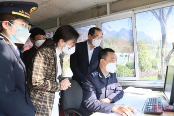 Tổ công tác liên ngành của UBND tỉnh Lạng Sơn kiểm tra thực hiện khai báo thông tin trực tuyến trên nền tảng cửa khẩu số tại cửa khẩu quốc tế Hữu Nghị. 