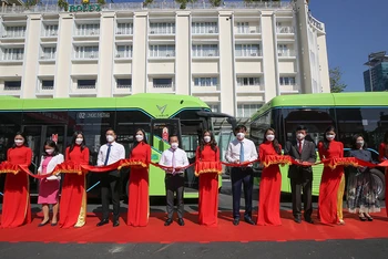 Lãnh đạo UBND TP Hồ Chí Minh tham dự lễ Khai trương tuyến xe buýt điện đầu tiên.