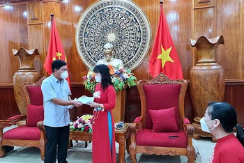 Bí thư Tỉnh ủy Cà Mau tặng quà cho các đại biểu phụ nữ tỉnh đi dự đại hội cấp trên nhân dịp 8/3.