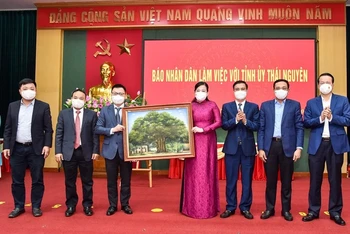 Đồng chí Lê Quốc Minh, Tổng Biên tập Báo Nhân Dân tặng tranh cây đa Hàng Trống cho các đồng chí lãnh đạo tỉnh Thái Nguyên.