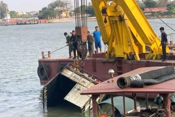 Lực lượng chức năng huyện Ý Yên, tỉnh Nam Định tiến hành trục vớt chiếc xe tải gặp nạn.