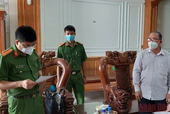 Cơ quan Cảnh sát điều tra Công an tỉnh Bà Rịa-Vũng Tàu tống đạt các quyết định khởi tố và cấm đi khỏi nơi cư trú đối với ông Minh.