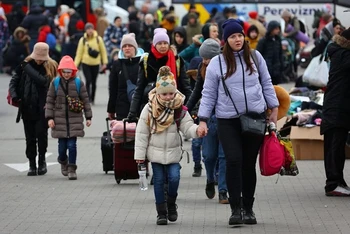 Người tị nạn Ukraine đi sơ tán ở Przemysl, Ba Lan, ngày 8/3/2022. (Ảnh: REUTERS)