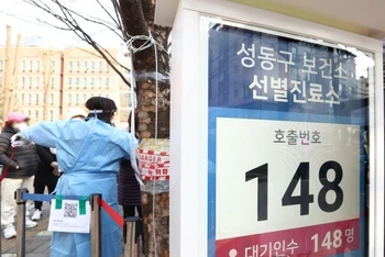 Biển báo hiển thị số lượng người đang xếp hàng chờ xét nghiệm Covid-19 tại 1 trung tâm xét nghiệm ở Seoul, Hàn Quốc, ngày 9/3/2022. (Ảnh: Yonhap)