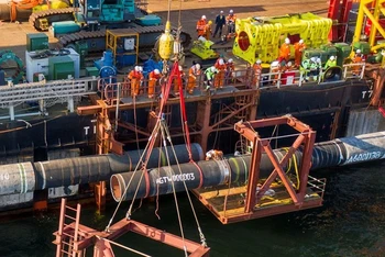 Lắp đặt đường ống dẫn khí đốt Nord Stream 2 trên Biển Baltic. (Ảnh: Nord Stream 2/REUTERS)