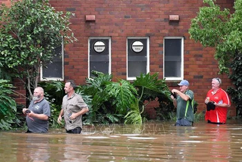 Người dân sơ tán khỏi vùng ngập lụt tại thành phố Sydney, Australia ngày 8/3/2022. (Ảnh: AFP/TTXVN)