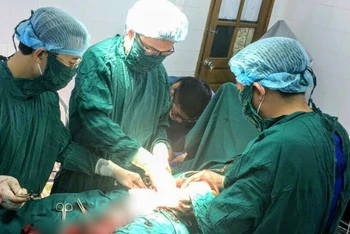 Ca phẫu thuật được thực hiện khẩn trương và thành công, kịp thời cứu sống bệnh nhân tại Trung tâm Y tế quân dân y huyện đảo Bạch Long Vĩ.