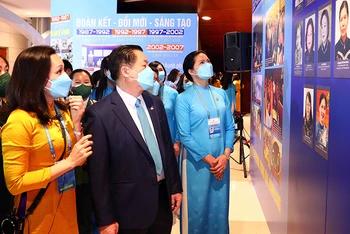 Trưởng Ban Tuyên giáo Trung ương Nguyễn Trọng Nghĩa cùng các đại biểu tham quan triển lãm. (Ảnh: TTXVN)