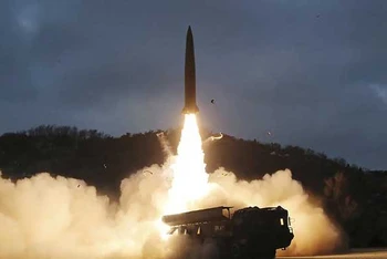 Một vụ phóng thử tên lửa dẫn đường chiến thuật do Triều Tiên tiến hành tại một địa điểm không xác định. (Ảnh: AFP/TTXVN)