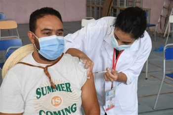 Nhân viên y tế tiêm vaccine ngừa COVID-19 cho người dân tại Tunis, Tunisia. (Ảnh: THX/TTXVN)