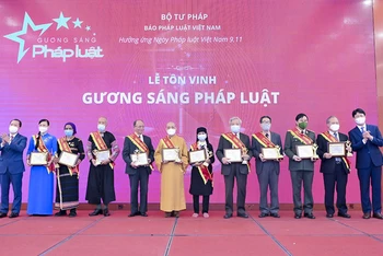 Lãnh đạo Bộ Tư pháp trao danh hiệu cho các cá nhân tiêu biểu đạt "Gương sáng pháp luật" lần thứ nhất, năm 2021. (ẢNH: VGP)
