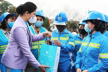 Đồng chí Hà Thị Nga trao quà tặng nữ công nhân lao động.