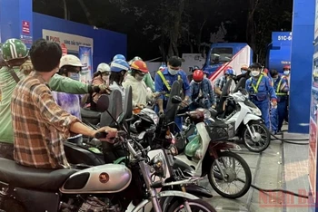 Khách hàng đông nghịt tại Cửa hàng xăng dầu số 5, đường Lê Văn Việt, phường Hiệp Phú (thành phố Thủ Đức)