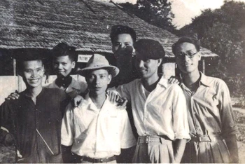 Học viên Trường dạy làm báo Huỳnh Thúc Kháng, năm 1949. Trong ảnh: Nhà báo Trần Kiên (tên đi học là Hoàng Kiên Trung) đứng ngoài cùng, bên phải. Nguồn: BẢO TÀNG BÁO CHÍ VIỆT NAM