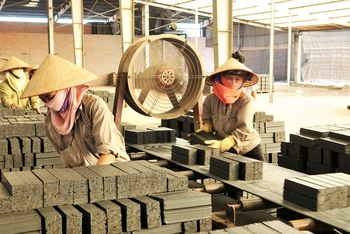 Công nhân làm việc tại nhà máy sản xuất vật liệu xây dựng tại xã Lão Hộ, huyện Yên Dũng (Bắc Giang). (Ảnh: NGUYỄN ĐĂNG KHOA)