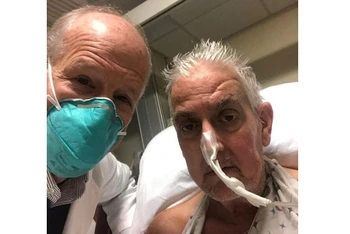 Ông David Bennett chụp ảnh cùng bác sĩ Bartley P. Griffith trước khi bước vào ca phẫu thuật ghép tim lợn hồi tháng 1/2022. (Ảnh: Trung tâm Y tế Đại học Maryland)