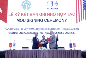 Tổng Giám đốc Nguyễn Thế Mạnh và ông Ted Osius trao Biên bản ghi nhớ (Ảnh: VSS).