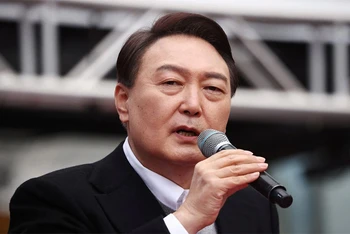 Ông Yoon Suk-yeol trong chiến dịch tranh cử tại Seoul, ngày 1/3. (Ảnh: Reuters)