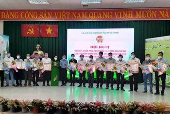 Các cá nhân hội viên Hội Nông dân Thành phố Hồ Chí Minh nhận bằng khen của Thành phố Hồ Chí Minh.