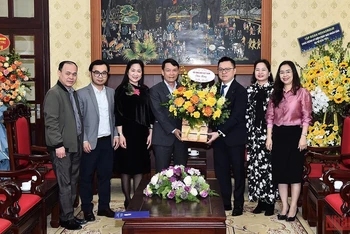 Lãnh đạo Hội Nhà báo Việt Nam chúc mừng Báo Nhân Dân nhân kỷ niệm 71 năm Ngày Báo ra số đầu. Ảnh: THỦY NGUYÊN