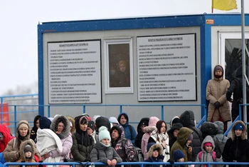 Người dân tại Ukraine lên phà tới khu vực biên giới giáp Romania, ngày 9/3. (Ảnh: Reuters)