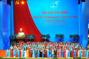 Ban Chấp hành Trung ương Hội Liên hiệp Phụ nữ Việt Nam khóa XIII ra mắt Đại hội. (Ảnh: TTXVN)