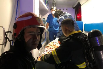 Cảnh sát Phòng cháy chữa cháy và Cứu nạn cứu hộ đưa người mắc kẹt ra ngoài an toàn.