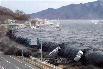 Cơn sóng thần lịch sử xảy ra sau thảm họa động đất tại thành phố Miyako, tỉnh Iwate, Nhật Bản ngày 11/3/2011. (Ảnh tư liệu: AFP/TTXVN)