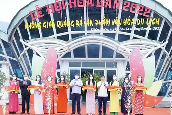 Ban tổ chức cắt băng khai mạc Hoạt động trưng bày, giới thiệu, quảng bá sản phẩm văn hóa, du lịch.