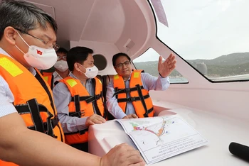 Thủ tướng Phạm Minh Chính khảo sát thực địa trên vịnh Vân Phong.