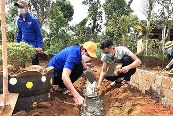 Đoàn viên, thanh niên các địa phương chung tay triển khai các công trình xây dựng nông thôn mới.