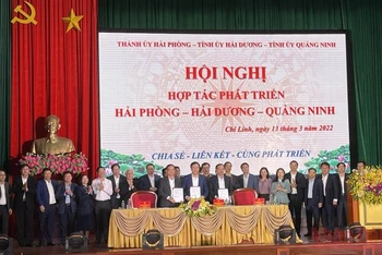 Lãnh đạo 3 tỉnh, thành phố Hải Dương, Hải Phòng, Quảng Ninh ký kết văn bản hợp tác.