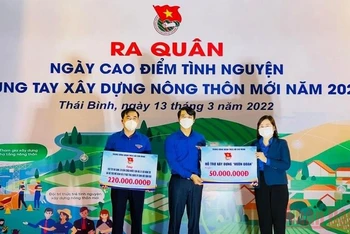 Trung ương Đoàn tặng biểu trưng kinh phí hỗ trợ xây dựng nông thôn mới tại tỉnh Thái Bình.