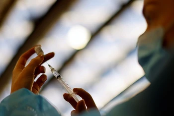 Nhân viên y tế chuẩn bị 1 liều vaccine Pfizer-BioNTech tại 1 trung tâm tiêm chủng ở Nice, Pháp, ngày 1/12/2021. (Ảnh: REUTERS)
