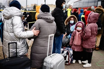Người dân Ukraine sơ tán sang Przemysl, Ba Lan, ngày 28/2/2022. (Ảnh: REUTERS)