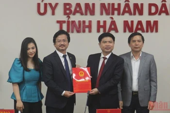 Chủ tịch UBND tỉnh Hà Nam trao giấy chứng nhận đăng ký đầu tư cho Tổ hợp Giáo dục FPT UniSchool. 