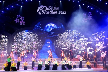 Tiết mục hát múa Lung linh miền Hoa Ban tại chương trình khai mạc Lễ hội Hoa Ban.