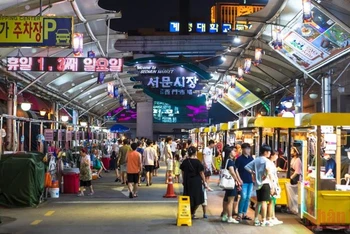 Chợ đêm tại Seoul, Hàn Quốc, một điểm đến thu hút khách du lịch.