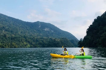 Du khách chèo thuyền kayak trên hồ Ba Bể. (Ảnh: Tuấn Sơn)