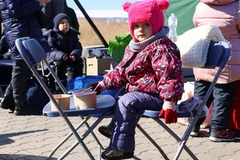 Trẻ em sơ tán khỏi Ukraine tại trạm kiểm soát biên giới ở Medyka, Ba Lan, ngày 11/3/2022. (Ảnh: REUTERS)