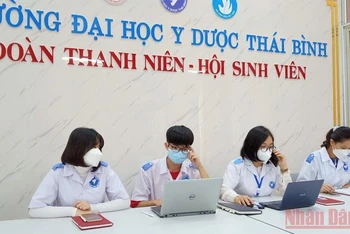 Một kíp trực tư vấn chăm sóc F0 tại nhà của các bạn sinh viên trường Đại học Y Dược Thái Bình.