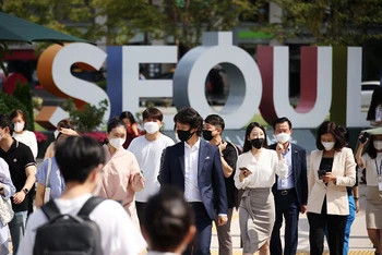 Người dân tại Hàn Quốc đeo khẩu trang để phòng, tránh sự lây lan của Covid-19. (Ảnh minh họa: REUTERS)